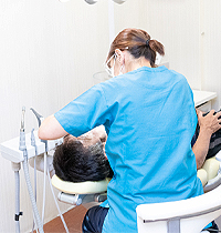歯の治療をする女性スタッフ